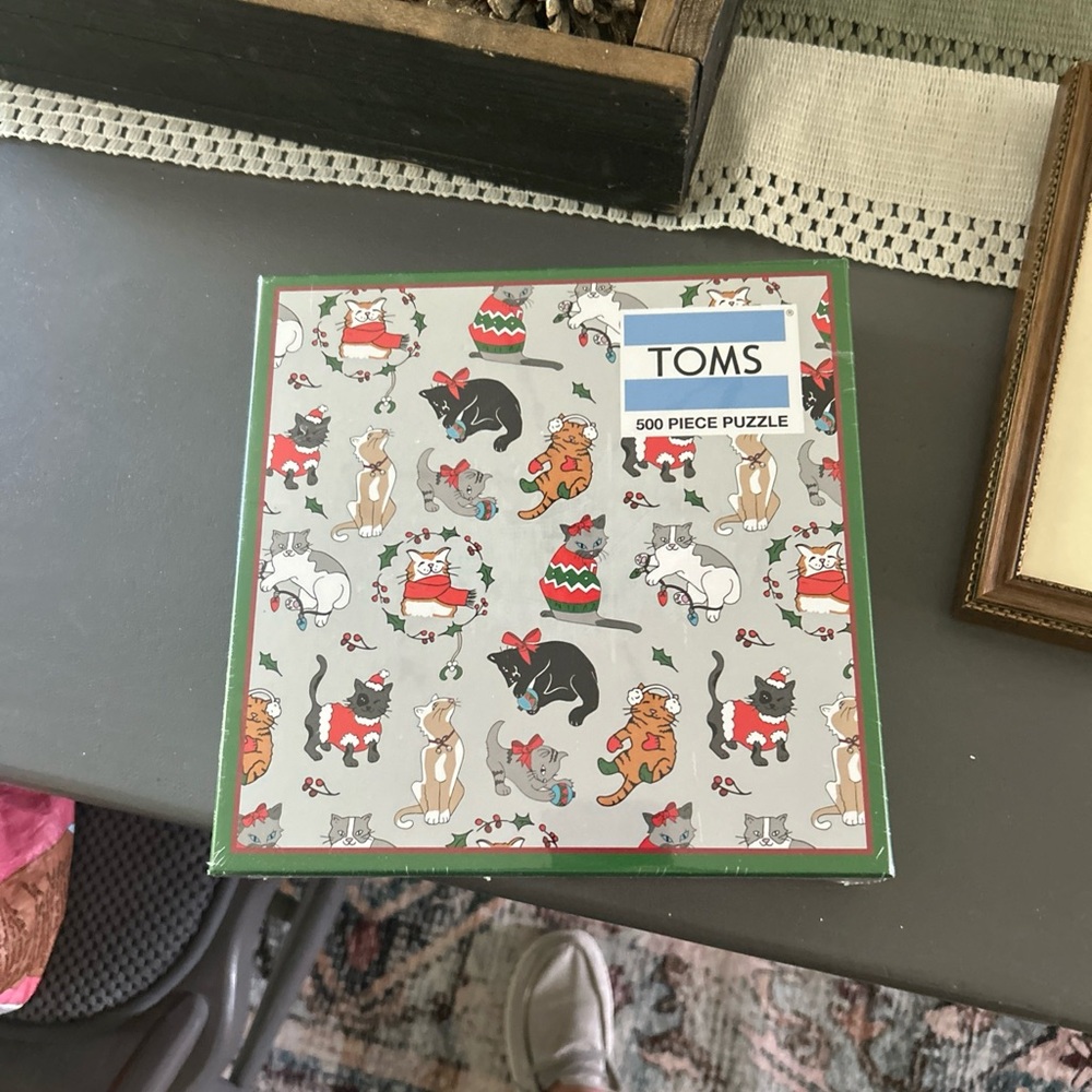 TOMS Festive Cat Puzzle with Green Border